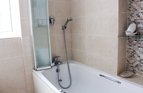 Poole Apartment | Perrys Impeccable 1-bed Apartment in Poole