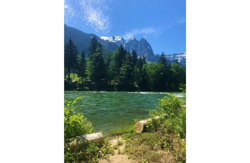 Gold Bar Cottage | Persis Perch: Charming riverfront, stunning views