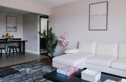 O'Hare House | Personal Gym Luxury Balcony Condo