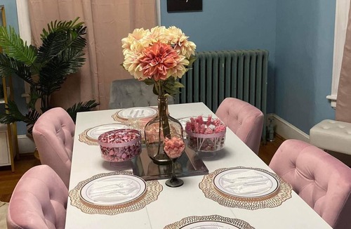 New Britain House | Personal Lounge Experience