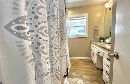Fort Worth House | Pet&Fam Friendly|Home Office|Great Location|K/QB