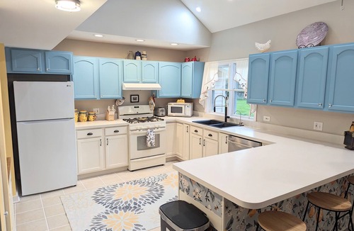 Hoffman Estates Other | Pet/Family Friendly Farmhouse: Sleeps 10, Firepit, 1 Hour from Chicago