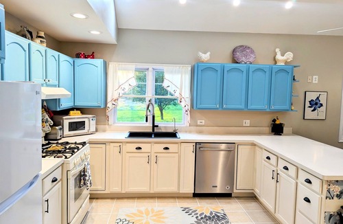 Hoffman Estates Other | Pet/Family Friendly Farmhouse: Sleeps 10, Firepit, 1 Hour from Chicago