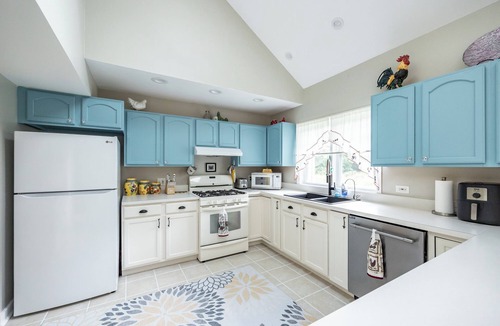 Hoffman Estates Other | Pet/Family Friendly Farmhouse: Sleeps 10, Firepit, 1 Hour from Chicago