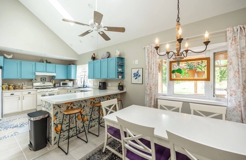 Hoffman Estates Other | Pet/Family Friendly Farmhouse: Sleeps 10, Firepit, 1 Hour from Chicago
