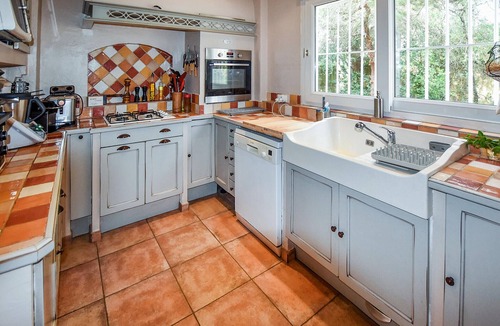 Entraigues-sur-la-Sorgue House | Pet friendly home in Entraigues-sur-la-Sorg