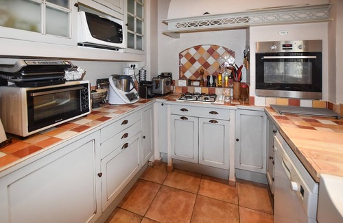 Entraigues-sur-la-Sorgue House | Pet friendly home in Entraigues-sur-la-Sorg