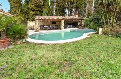 Entraigues-sur-la-Sorgue House | Pet friendly home in Entraigues-sur-la-Sorg