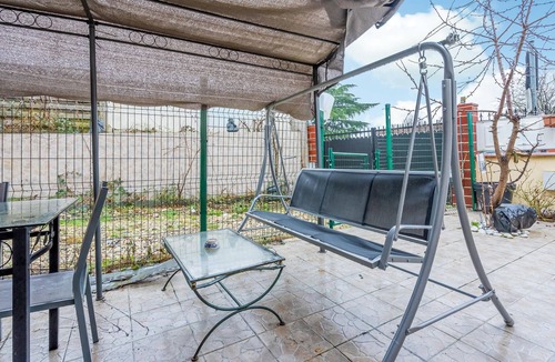 Saint-Thibault-des-Vignes Apartment | Pet friendly apartment in St Thibault des Vignes