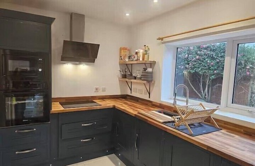 Tunstall House | Pet Friendly - 2 Bedrooms - 4 Guests - Parking