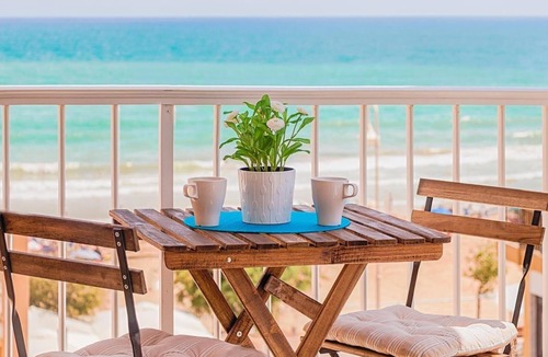 El Moncayo Apartment | Pet-Friendly Apartment 'Seaview Modern Beach' with Sea View