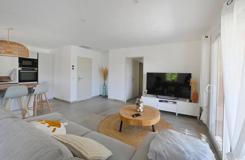 Saint Michel d'Euzet House | Pet friendly home in Saint-Michel-d'Euzet