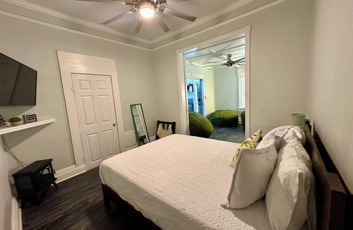 Gainesville Hotel | Pet friendly 1bd/1b unit with full kitchen