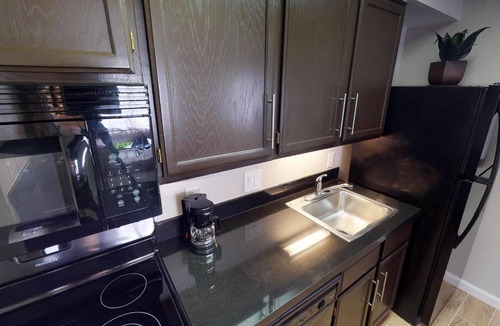 Brea Hotel | Pet-Friendly 1BR: 2.7 mi to Craig Regional Park | Full Kitchen & Outdoor Pool