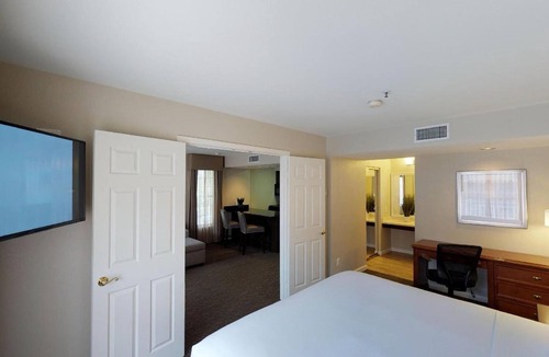 Brea Hotel | Pet-Friendly 1BR: 2.7 mi to Craig Regional Park | Full Kitchen & Outdoor Pool