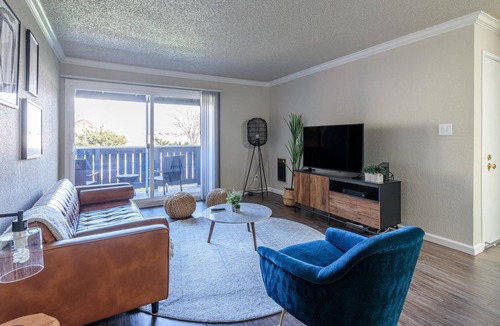 West Alameda Apartment | Pet-Friendly 1BR Apartment in Alameda + Parking