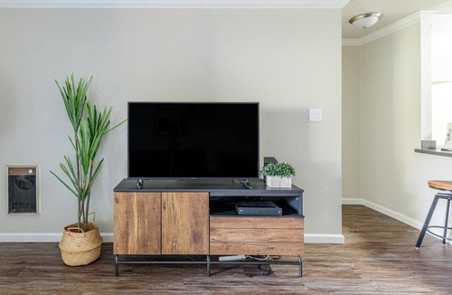 West Alameda Apartment | Pet-Friendly 1BR Apartment in Alameda + Parking