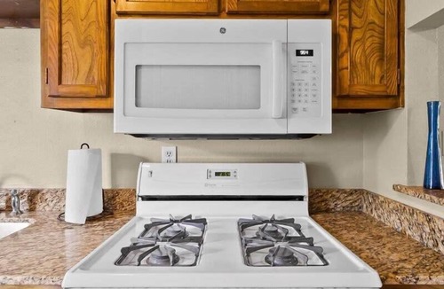 Tulsa Condo | ​Pet-Friendly 1BR Condo with pool in Midtown Tulsa
