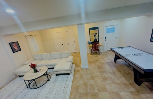 Lincolnwood Apartment | Pet-Friendly 1BR Oasis Near Chicago Downtown