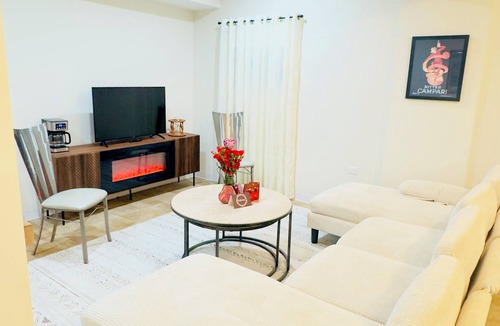 Lincolnwood Apartment | Pet-Friendly 1BR Oasis Near Chicago Downtown