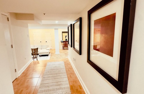 Lincolnwood Apartment | Pet-Friendly 1BR Oasis Near Chicago Downtown