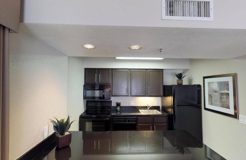 Brea Hotel | Pet-Friendly 1BR Suite w/Full Kitchen & Pool | 3 mi to Redwood Grove Trail