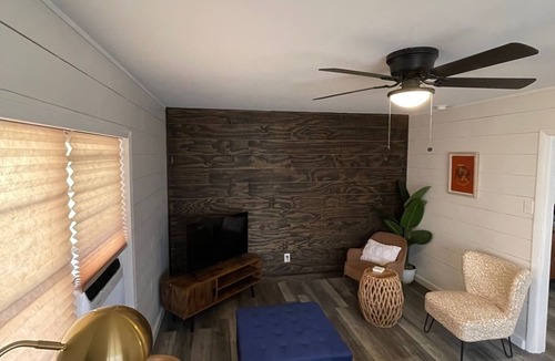 Shiner House | Pet friendly 2/1 home - 1 block to downtown Shiner