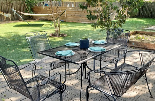 Mahncke Park House | Pet friendly 2-bedroom near downtown San Antonio, Pearl, Riverwalk, Zoo, museums