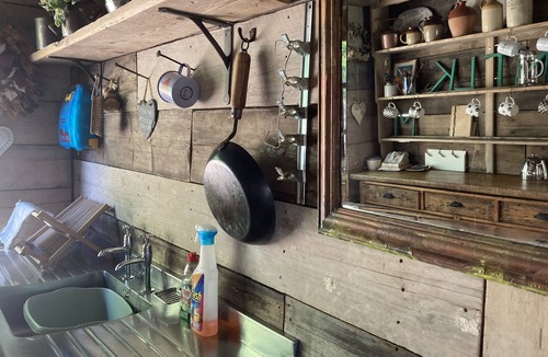 Longhope Cabin | Pet Friendly - 2 Guests - Shepherds Hut