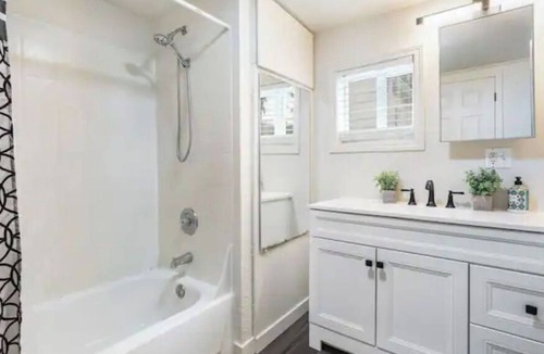 Maplewood House | Pet Friendly 2Bd/2Ba Near Maplewood Golf Course