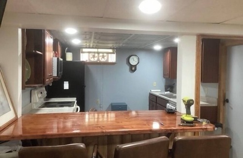 Adamstown Apartment | Pet Friendly 2BR King+Queen Full Kitchen