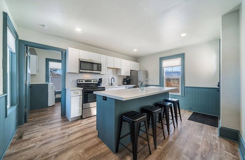 Appleton Apartment | Pet-Friendly 2BR | Workspace & Free Parking | Historic