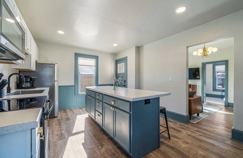 Appleton Apartment | Pet-Friendly 2BR | Workspace & Free Parking | Historic