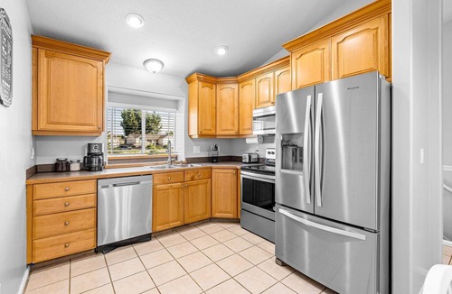 Clearfield Apartment | Pet friendly 3/2 fireplace by Hill AFB & hospitals