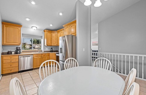 Clearfield Apartment | Pet friendly 3/2 fireplace by Hill AFB & hospitals
