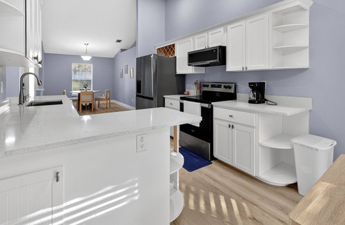 Crystal River Cottage | Pet friendly 3/2 home in Crystal River, minutes to manatees,springs and dinning.