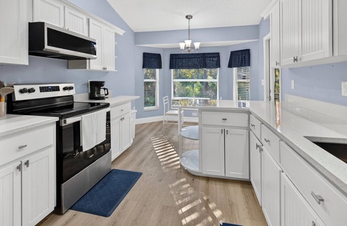 Crystal River Cottage | Pet friendly 3/2 home in Crystal River, minutes to manatees,springs and dinning.