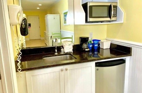 Atlantic Beach Hotel | Pet-friendly, 3 Blocks to Beach, Pool! Unit 302