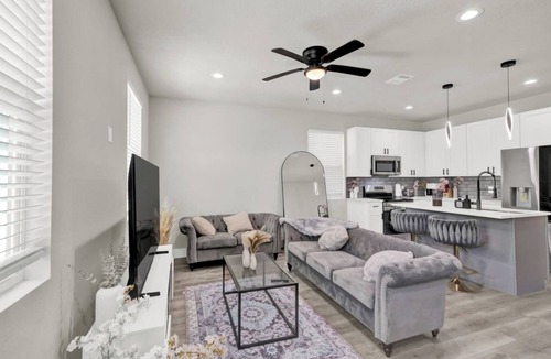 Humble Cottage | Pet-Friendly 3BR/3BA 15 Min to Airport