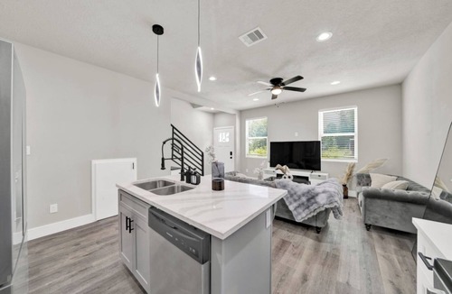 Humble Cottage | Pet-Friendly 3BR/3BA 15 Min to Airport