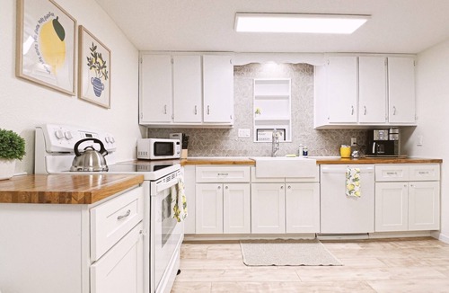 Salem House | Pet-Friendly 3BR Cottage | King Beds | Fenced Yard
