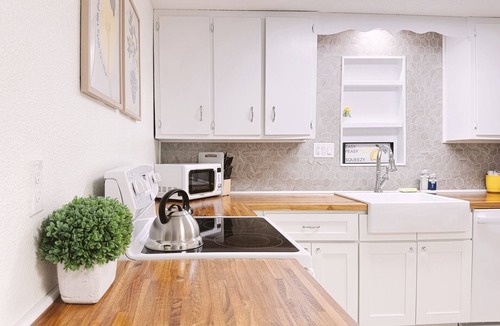 Salem House | Pet-Friendly 3BR Cottage | King Beds | Fenced Yard