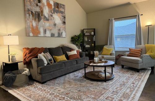 West San Antonio Apartment | Pet-Friendly 3BR - Fire Pit & Games Near Sea World