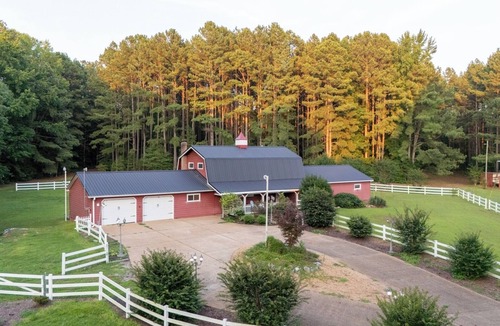 Skippers Cottage | Pet-friendly 3BR Lake House Firepit & Pier