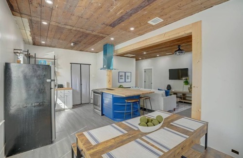 Woodlawn Lake House | Pet Friendly 3BR Near Ft Sam & Downtown