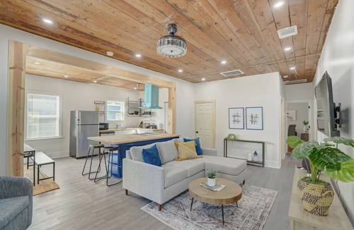 Woodlawn Lake House | Pet Friendly 3BR Near Ft Sam & Downtown