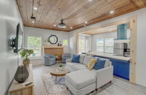 Woodlawn Lake House | Pet Friendly 3BR Near Ft Sam & Downtown