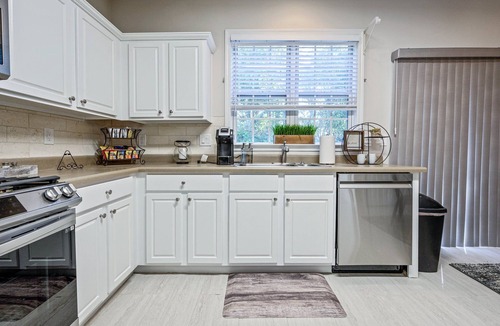 Woodstock Cottage | Pet-friendly 3BR w Porch & Grill Weekday Deals!