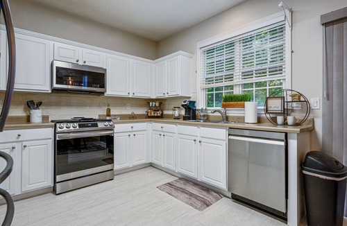 Woodstock Cottage | Pet-friendly 3BR w Porch & Grill Weekday Deals!