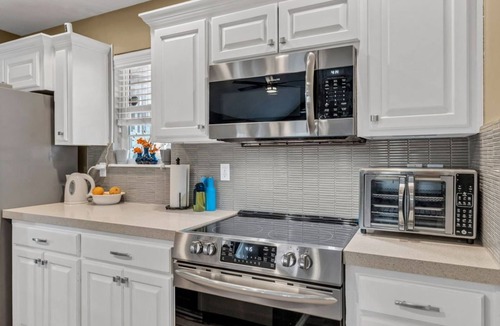 Waldron House | Pet-Friendly 3BR with Fenced Yard Near KC